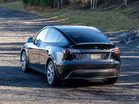 Used 2022 Tesla Model Y Long Range image 6