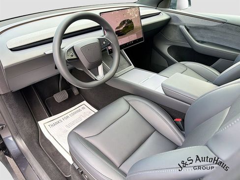 Used 2026 Tesla Model Y 2WD image 9