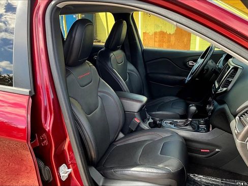 Used 2019 Jeep Cherokee Trailhawk image 10