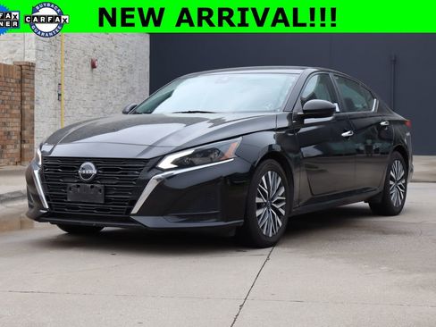Used 2024 Nissan Altima 2.5 SV FWD image 1