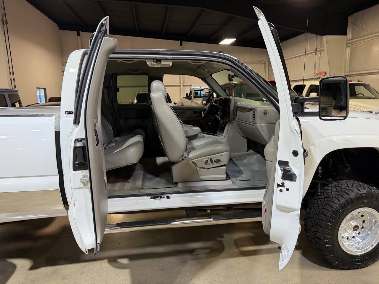 Used 2005 GMC Sierra 2500 SLT w/ Heavy-Duty Power Package AWD/4WD image 31