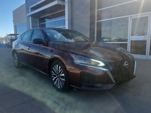 Used 2024 Nissan Altima 2.5 SV image 1