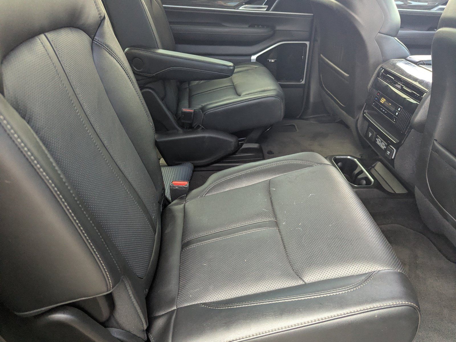 Used 2022 Jeep Wagoneer Series III w/ Premium Group I AWD/4WD image 13