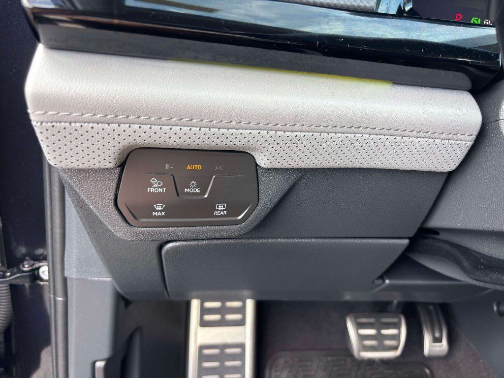 Used 2024 Volkswagen Atlas Peak Edition SE AWD/4WD image 34