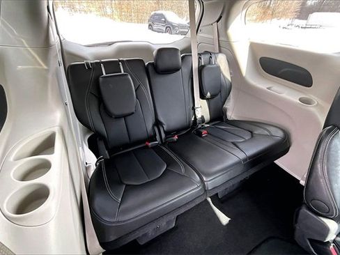 Used 2024 Chrysler Pacifica Touring-L image 28