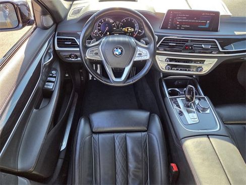 Used 2019 BMW 750i image 13