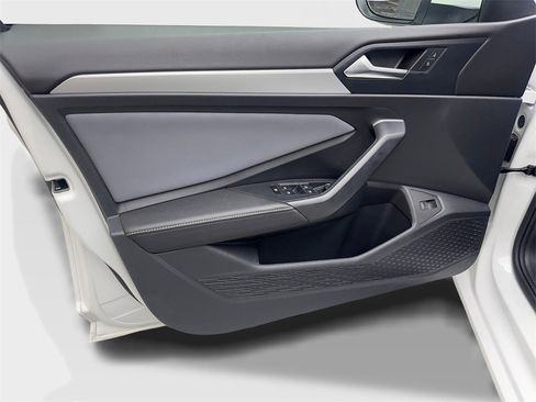 Used 2025 Volkswagen Jetta SE w/ Sunroof Package image 31