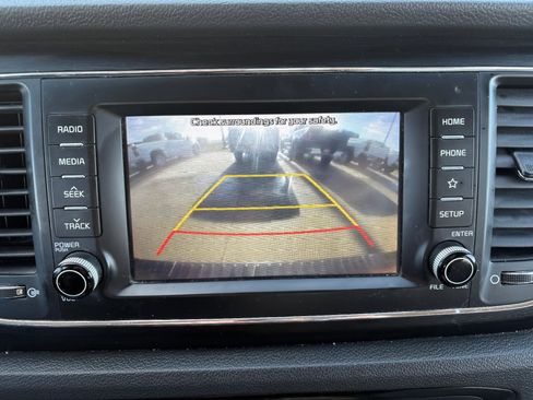 Used 2019 Kia Sedona LX image 24