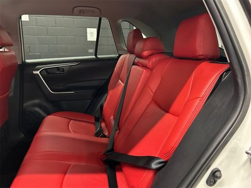 Used 2021 Toyota RAV4 LE image 17