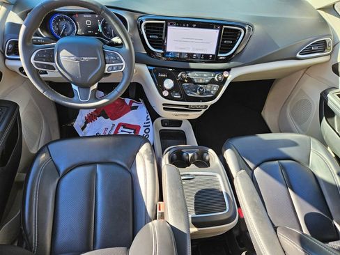 Used 2023 Chrysler Pacifica Touring-L image 10