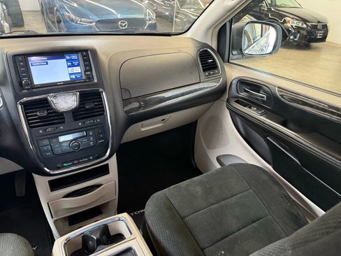 Used 2012 Chrysler Town & Country Touring image 7