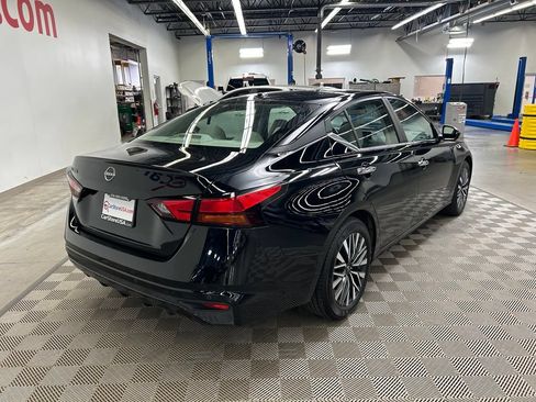 Used 2025 Nissan Altima 2.5 SV FWD image 11