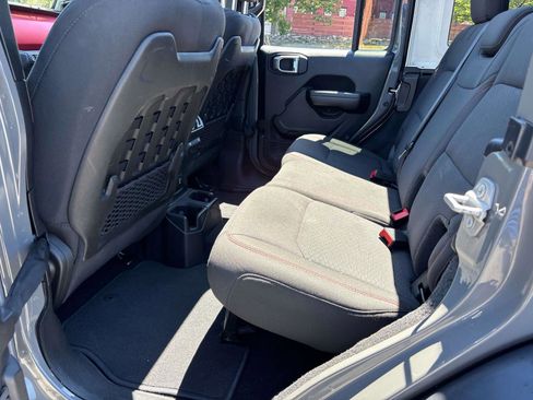 Used 2021 Jeep Wrangler Unlimited Rubicon AWD/4WD image 10