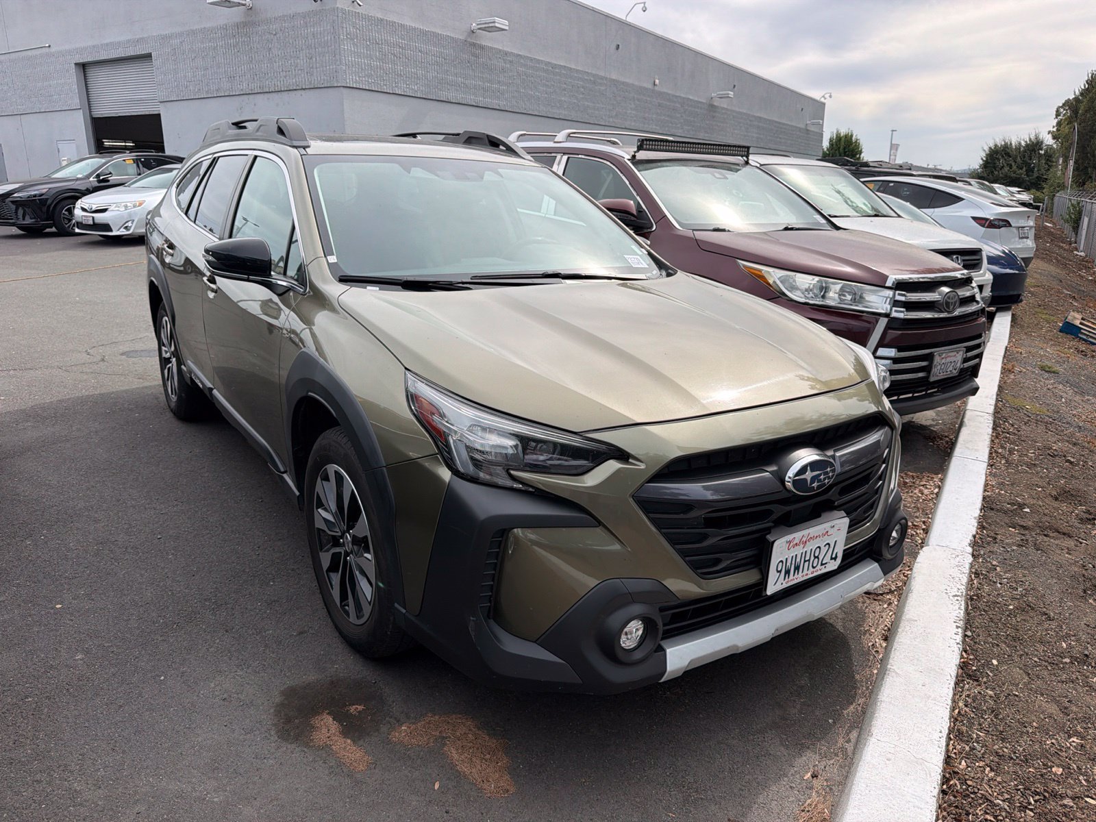 Used 2024 Subaru Outback Limited AWD/4WD image 2