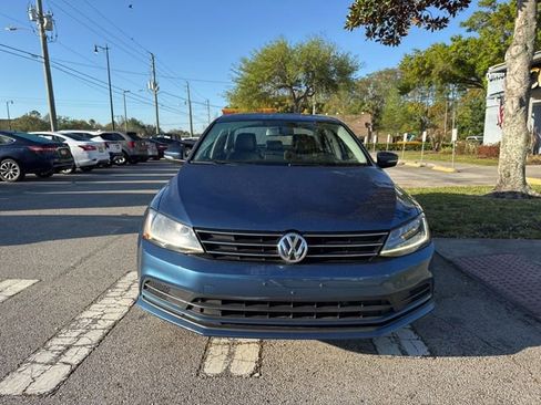 Used 2017 Volkswagen Jetta SE image 3
