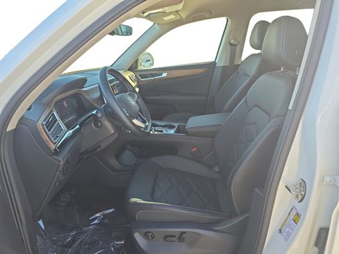 Used 2025 Volkswagen Atlas SE image 2