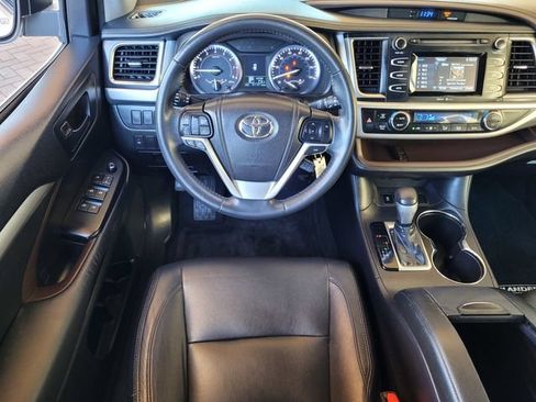 Used 2014 Toyota Highlander Plus FWD image 19