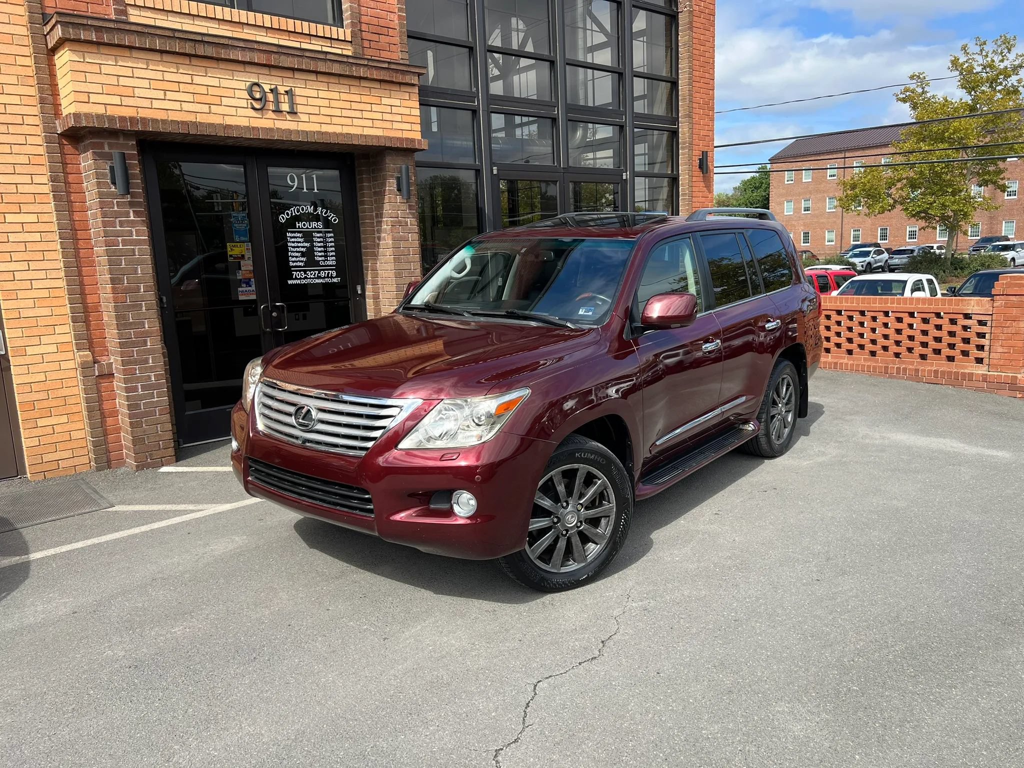 Used 2011 Lexus LX 570 4WD w/ Luxury Pkg image 1