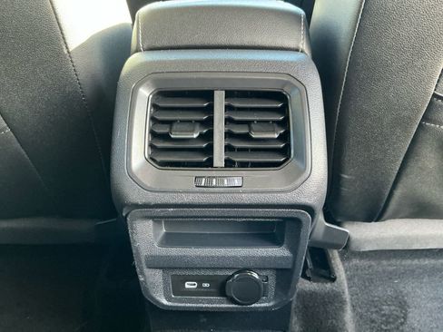 Used 2023 Volkswagen Tiguan SE image 19