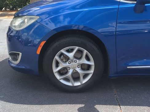 Used 2019 Chrysler Pacifica Touring-L w/ Tire & Wheel Group FWD image 10