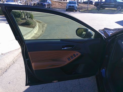 Used 2022 Toyota Avalon Limited image 16