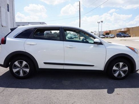 Used 2017 Kia Niro FE FWD image 4