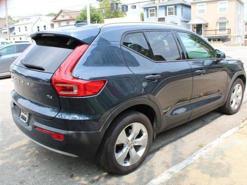 Used 2021 Volvo XC40 T4 Momentum image 7