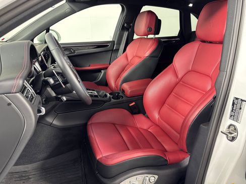 Certified 2025 Porsche Macan image 5