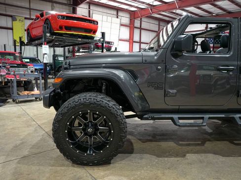 Used 2019 Jeep Wrangler Unlimited Sahara w/ Uconnect 4C Nav & Sound Group AWD/4WD image 3