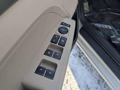 Used 2018 Hyundai Elantra SE image 12