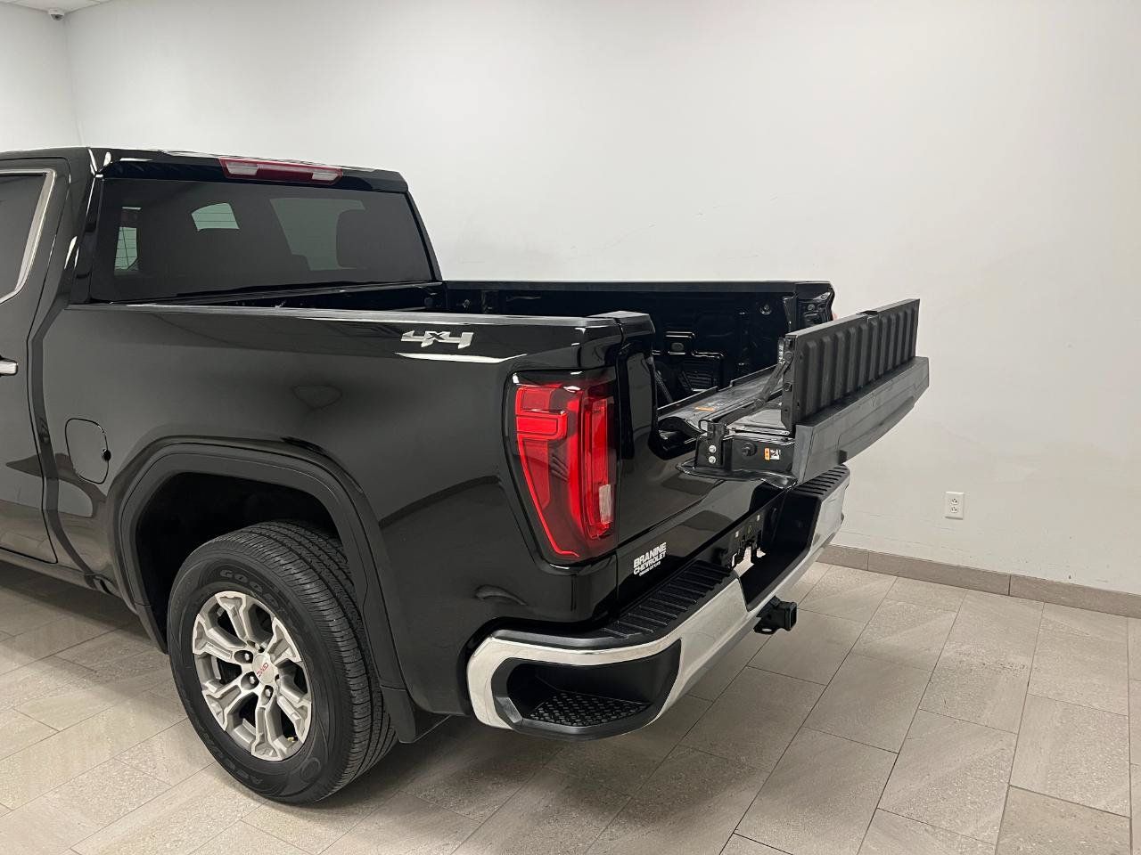 Used 2025 GMC Sierra 1500 SLT AWD/4WD image 21