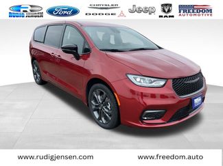 New 2026 Chrysler Pacifica Select video 3