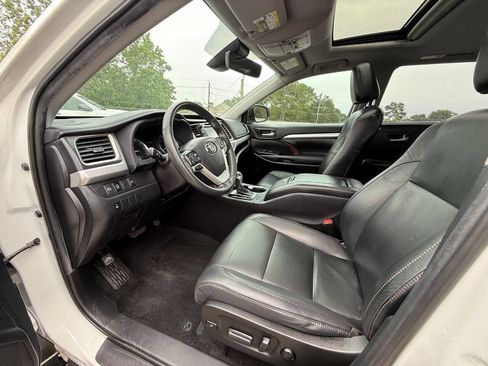Used 2019 Toyota Highlander XLE FWD image 18