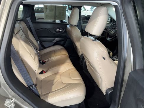 Used 2019 Jeep Cherokee Latitude Plus FWD image 12