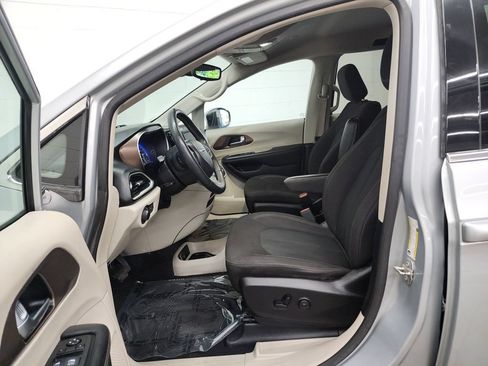 Used 2023 Chrysler Voyager LX FWD image 12