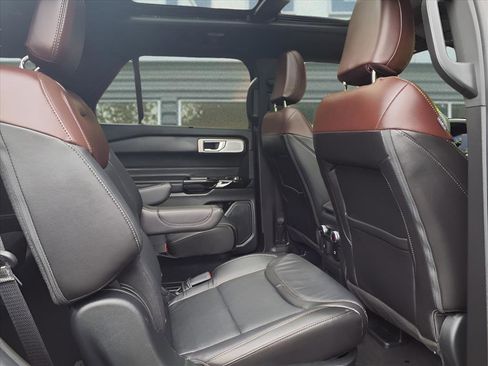 Used 2023 Ford Explorer Platinum w/ Technology Package image 11