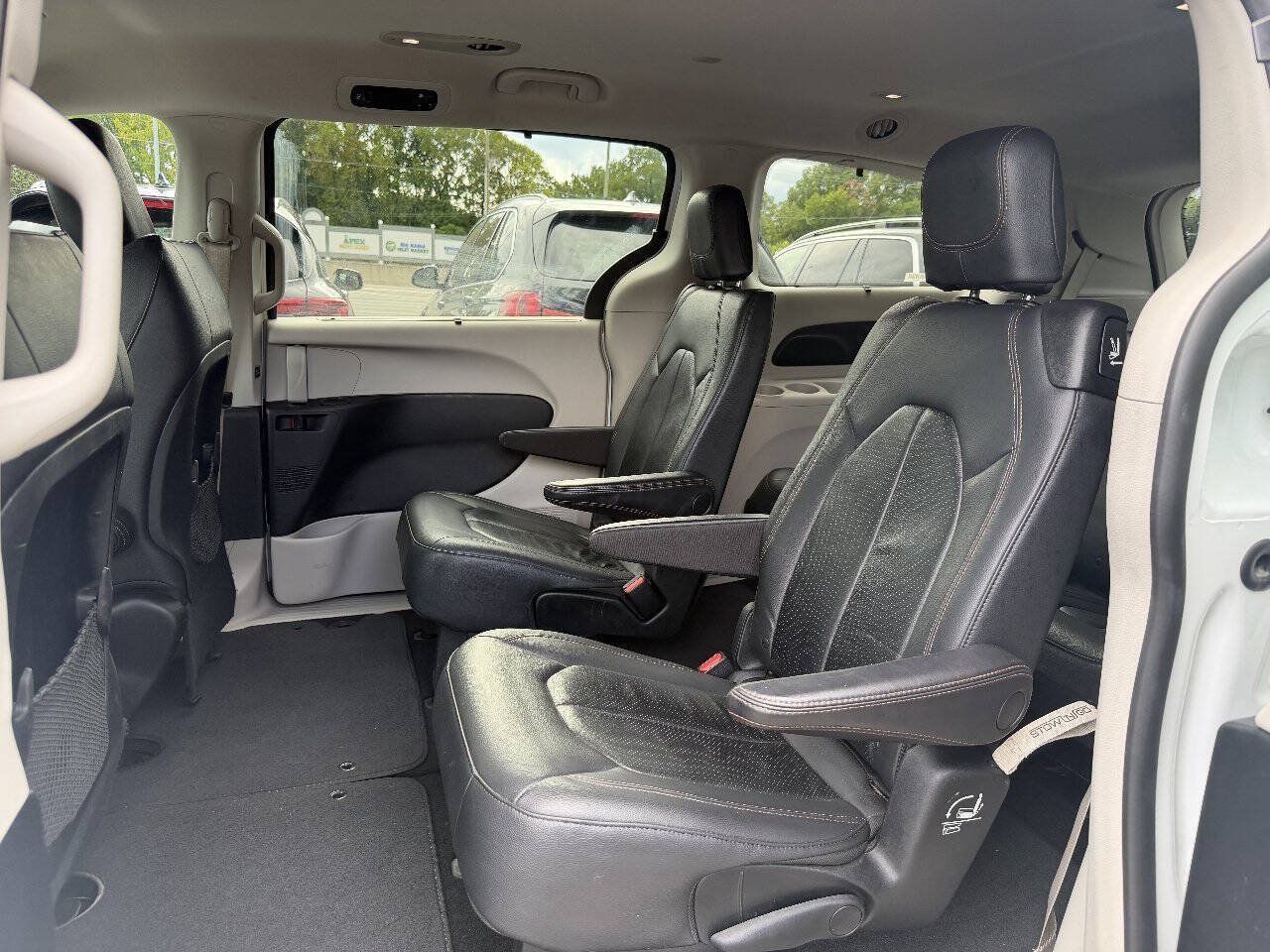 Used 2018 Chrysler Pacifica Touring-L FWD image 10