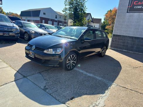 Used 2016 Volkswagen Golf SE image 3