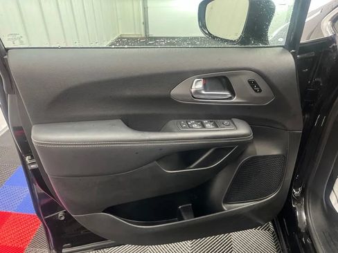 Used 2025 Chrysler Pacifica Select FWD image 19