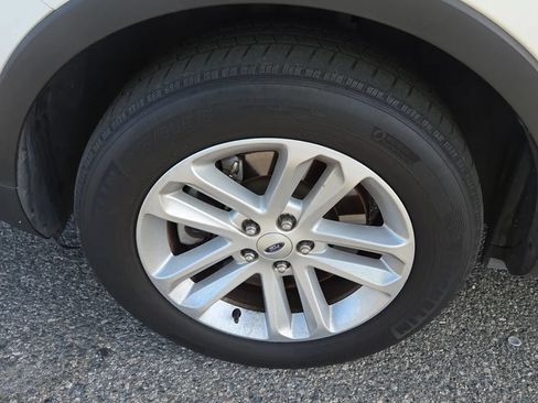 Used 2017 Ford Explorer XLT w/ Equipment Group 202A FWD image 13