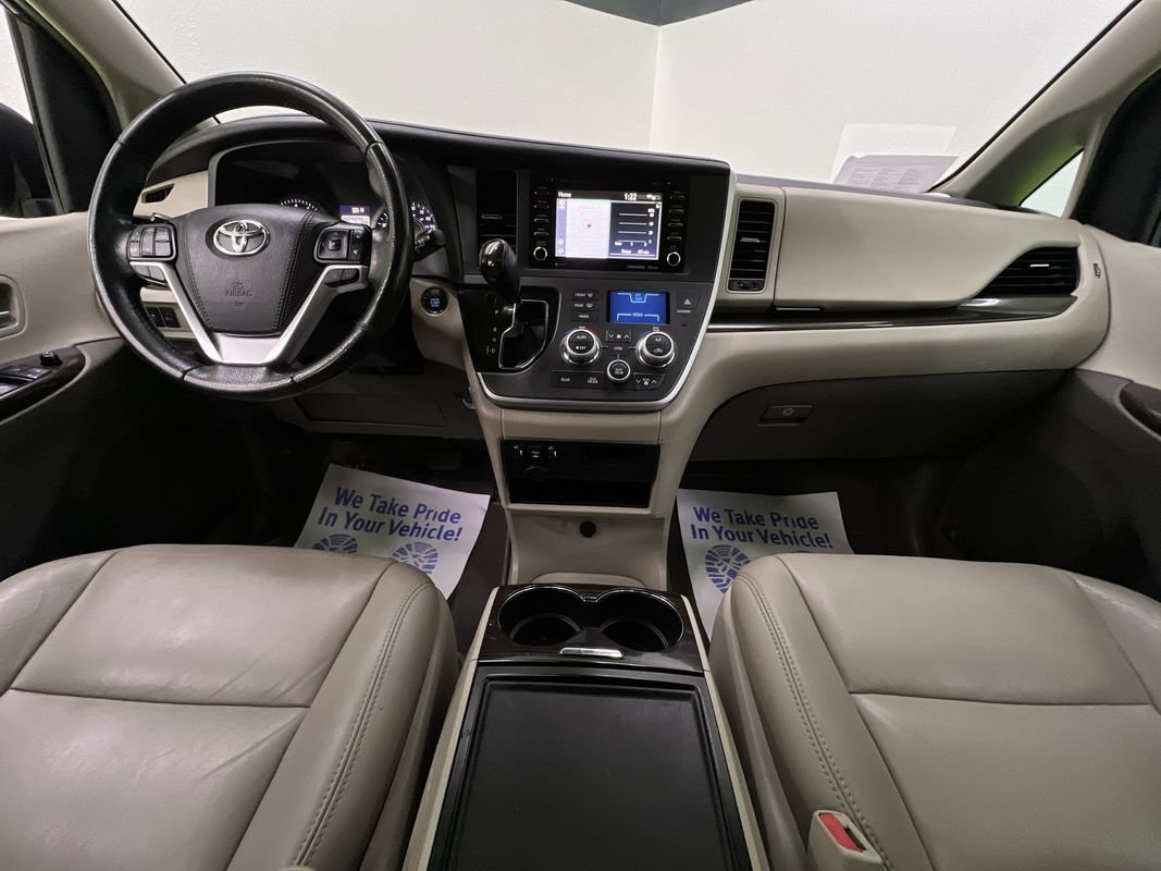 Used 2020 Toyota Sienna XLE w/ XLE Navigation Package FWD image 16
