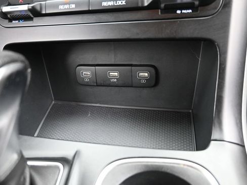 Used 2024 Kia Carnival LX FWD image 24