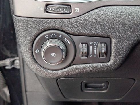 Used 2019 Jeep Cherokee Latitude Plus AWD/4WD image 21