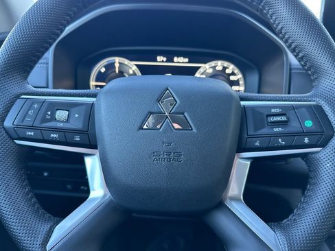 New 2025 Mitsubishi Outlander SE image 23