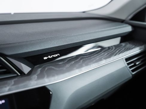 Used 2024 Audi Q8 e-tron Premium Plus image 21