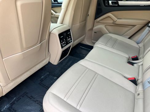Certified 2023 Porsche Cayenne AWD/4WD image 13