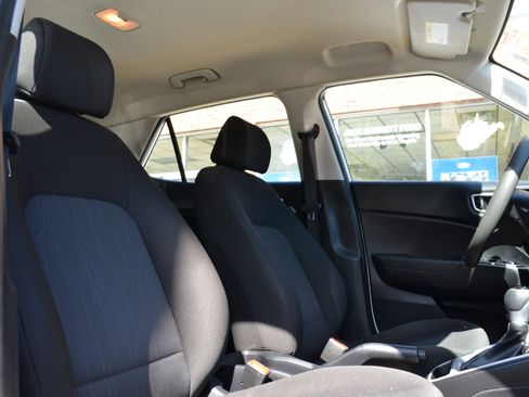 Used 2022 Hyundai Venue SE image 21