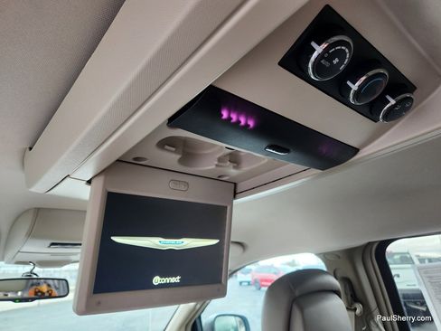 Used 2014 Chrysler Town & Country Touring image 47