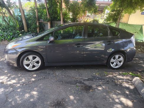 Used 2010 Toyota Prius FWD image 2