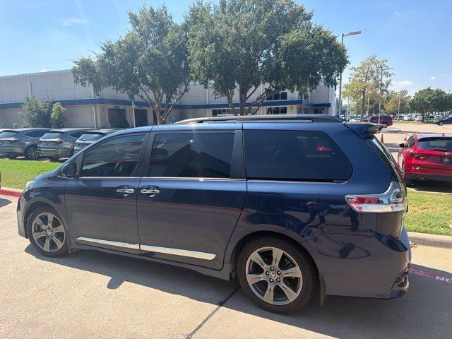 Used 2020 Toyota Sienna SE FWD image 2
